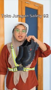 Sepatu Safety slip On Ujung Besi Kerja Pabrik Proyek Bengkel terlaris berkualitas Sepatu Safety Hitam Mirip Kulit Sapi Sepatu Safety Anti Licin Fantofel pria wanita