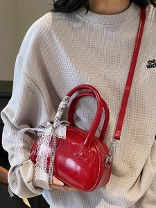 กระเป๋าสตรีทรงโบว์ลิ่งสีแดงขนาดเล็ก กระเป๋าใส่โทรศัพท์มือถือสำหรับเดินทาง กระเป๋าสะพายไหล่แบบลำลองสำหรับผู้หญิงในฤดูใบไม้ผลิ 2025