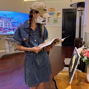 ชุดเดรสยีนส์ดูมีดีไซน์สง่างามลดอายุสำหรับผู้หญิงเอี๊ยมกระโปรงสั้นเก็บเอวใส่แล้วดูผอมเพรียวแบบบางไซส์ใหญ่ใส่ช่วงฤดูใบไม้ผลิและฤดูร้อนสำหรับสาวอวบ