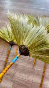 ไม้กวาดดอกหญ้า ตรา ดอกจิก สินค้าโอทอป อำเภอเวียงป่าเป้า จำนวน 1 ด้าม