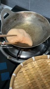 Bánh phồng tôm Cà Mau hình vuông tỉ lệ tôm cao 42% làm thủ công- VỰA KHÔ MINH TRIẾT