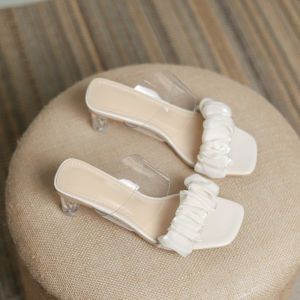 รองเท้าแตะส้นสูงแบบใสสำหรับผู้หญิงในช่วงฤดูร้อนปี 2025 ทรงแฟชั่นนางฟ้าแบบสวมสบาย รองเท้าแตะแบบสวมสบายสำหรับกลางแจ้งแบบเซ็กซี่สไตล์ฝรั่งเศส