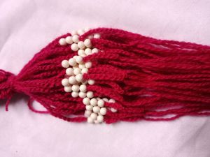 ฝ้ายผูกข้อมือ สายสิญจน์ผูกข้อมือ ร้อยลูกปัดสีงาช้างขนาด6มิล ถักด้วยมือด้านละ9ถัก เพื่อเป็นสิริมงคลความยาวต่อเส้น35ซม 🎉สีแดงหมายถึง สีแห่งความรุ่งโรจน์