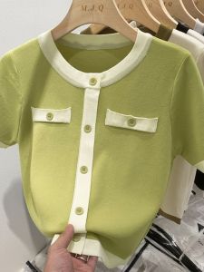 ฤดูร้อน 2024 ผู้หญิง เสื้อยืดแขนสั้นคอกลมถักบาง เสื้อท่อนบน ปุ่ม ดีไซน์ สไตล์เกาหลี หลวม Fit ลำลอง แฟชั่น