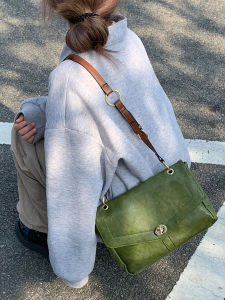 Retro Green Messenger Bag Large Capacity Commuter Crossbody Bag for Women Stylish High-End Feel New 2025 Fashion Trend