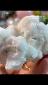 一矿二晶 包闪 不闪来找我哦 #闪白晶 💁‍♀️侧边还可以看到白晶柱 ✨ Sparkling Sugar Clear Quartz ✨ 细腻砂糖结晶质感，闪闪发光如雪霜般纯净 🤍