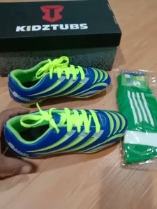 Paket Komplit Sepatu Bola & Kaos Kaki Anak Usia 6-10 Tahun