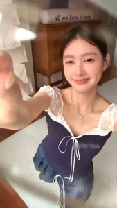 STR พร้อมส่ง🍦🫐เสื้อครอปแต่งลูกไม้ ดีไซน์โบว์เก๋ๆ เสื้อยืดแขนสั้นผู้หญิง คอสี่เหลี่ยม ทรงสวย สไตล์ฝรั่งเศส สำหรับผู้หญิง