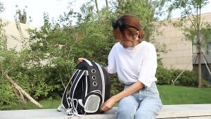 กระเป๋าเป้สะพายหลังแมวกระเป๋าเป้สัตว์เลี้ยงที่มีพื้นที่ขนาดใหญ่และระบายอากาศได้ดี