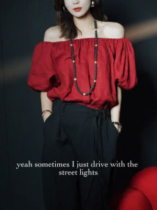 เสื้อเชิ้ตไหล่เดียวสีแดง แขนพอง สไตล์ฮ่องกงย้อนยุค สง่างาม ลำลอง เสื้อเชิ้ตคอวีแขนสั้นฤดูร้อน แฟชั่นผู้หญิง