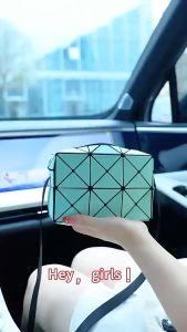 Yoobao Q12 10000mAh Mini Built-in Cable PD20W Quick Charge Power Bank Ultra Compact Design with Digital Display