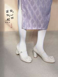 สไตล์ฝรั่งเศส Chrysanthemum รองเท้าเดี่ยว Mary Janes รองเท้าส้นสูง ผู้หญิง สีขาว แฟชั่นลายดอกไม้ปิดนิ้วเท้าส้นหนาแบบสวม