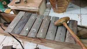 saron bahan besi isi 8 bilah