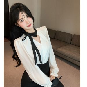 GUZILIAN | ชุดเสื้อเชิ้ตคอวีสไตล์ฝรั่งเศสพร้อมโบว์ผีเสื้อสำหรับผู้หญิงในช่วงฤดูใบไม้ร่วง ชุดกระโปรงสั้นทรงเข้ารูปสไตล์เกาหลี ชุดสองชิ้น