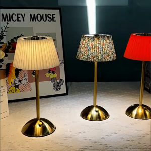 Đèn bàn LED đầu giường phòng ngủ chụp đèn vải hình hoa bảo vệ mắt đổi ba màu sạc USB pin lithium