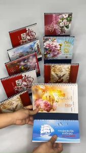 Lịch bàn 2025 Để Bàn Lò Xo Cứng 2025 Lịch Để Bàn Chữ M 2025 (Có note có lịch âm) - Mẫu Ngẫu Nhiên