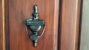 Ketukan Pintu Rumah Kuningan Motif Piala 1 pcs Ketukan Pintu Kuningan Antik