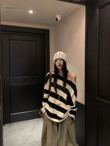 เสื้อสเวตเตอร์คอวีแขนยาวลายทางย้อนยุคสำหรับผู้หญิง ทรงหลวม ทรงสลิม ทรงไม่สมมาตร โชว์ไหล่ ทรงเดรป ทรงเดรป ทรงเดรป