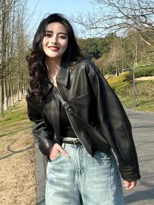 เสื้อแจ็คเก็ตหนังคอโปโลสั้น ดีไซน์เก๋ไก๋ ทรงหลวม แขนยาว ปกติ แจ็คเก็ตแบบมีซิป แฟชั่นฤดูใบไม้ผลิ 2025 สำหรับผู้หญิง