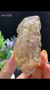 Super Seven Quartz Raw Stone ｜ 超七原石 💎 Also known as Melody’s Stone this crystal carries the combined energy of seven 💎 通透超七原石 Super Seven Quartz ✨ 七种能量共生的水晶 —— 平衡七轮，提升直觉