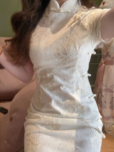 ชุดกี่เพ้ายาวสไตล์ย้อนยุค ฤดูร้อน 2025 ชุดเดรสผู้หญิงสีพื้นแขนสั้น ผ้าโพลีเอสเตอร์ ชุดกี่เพ้าสไตล์ย้อนยุคสำหรับวัยรุ่น