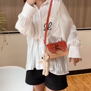 Hàng QC - Túi Xách Đeo Chéo Vai Họa Tiết Kèm Gấu Bông Siêu Cute - JMT092061