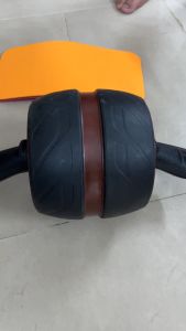 Con lăn tập cơ bụng AB Carver Pro kèm thảm kê gối tiện dụng có lò xo đàn hồi giúp việc tập luyện trở lên dễ dàng hơn.