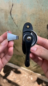 Móc khóa tay gạt đa năng cho cửa nhôm lùa phòng ngủ