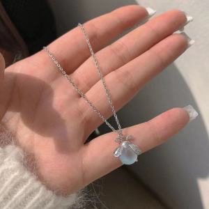 Minimalist Firefly Necklace Female Fashion Fancy Elegant Light Luxury Minority Unique Clavicle Chain Summer Pendant Necklace