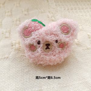 หมุดหน้าอกตุ๊กตาหมีการ์ตูนน่ารักพร้อมดีไซน์สตรอเบอร์รี่ เหมาะสําหรับตกแต่งผ้าม่านและอุปกรณ์เสริมในบ้านและสํานักงาน