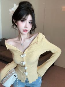 เสื้อถักคอวีไหล่เดียวสีเหลืองสำหรับผู้หญิงในฤดูใบไม้ร่วงและฤดูหนาว เสื้อชั้นในลายดอกไม้สีขาว สไตล์เกาหลี แขนยาว ทรงเข้ารูป