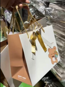 ถุงของขวัญ ผูกโบว์สีทอง เชือกหิ้วเกลียวสีทอง ลายน้องหมี น่ารัก ใส่เสื้อผ้า ของขวัญให้เด็ก พร้อมส่ง