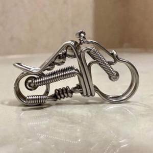 Móc khoá thủ công inox 304 uốn theo hình xe motor Harley