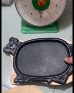 Chảo Gang Làm Bò Né Size Trung 27x17cm ( Đế Gỗ ) Bò Beefsteak Lúc Lắc Ốp La