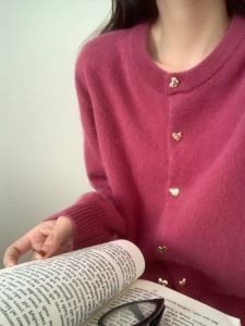 เสื้อสเวตเตอร์ถักคอปกกลมผ้าขนกระต่ายสีแดงรูปดอกกุหลาบ แจ็คเก็ตคาร์ดิแกนถักคอวีผ้าขนสัตว์สำหรับผู้หญิงในฤดูใบไม้ร่วงและฤดูหนาว