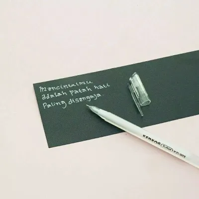 Pulpen gell tinta emas dan putih cocok untuk black paper