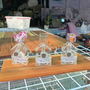 โมเดลหัวเขย่า แบบอะคริลิค DIY อะคริลิคโยกได้ หัวดุ๊กดิ๊ก ฐานหัวสั่นของรถยน สําหรับตกแต่งรถยนต์ DIY ตกแต่งห้องนั่งเล่น ส่ายหัวจากด้านหนึ่งไปอีกด้านหนึ่ง แบบใส่ถ่าน 3A 1 ก้อน