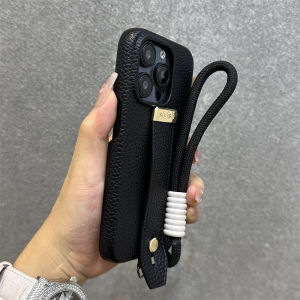 เคสโทรศัพท์หนังแบบครึ่งหน้าพร้อมสายรัดข้อมือสำหรับ Apple 16 pro Max ลายมะพร้าว ดีไซน์หรูหรา เปลือกป้องกันแบบซิลิโคนสำหรับ iPhone