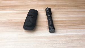 Chiến thuật 360 độ xoay đèn pin túi thiết lập thể thao ngoài trời chiếu sáng phụ kiện Survival Tool Bag Đèn pin tay áo vành đai