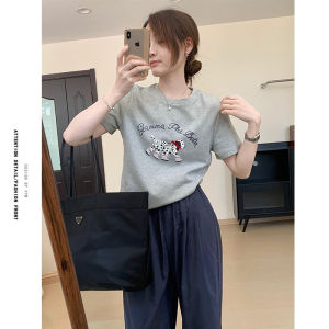 เสื้อยืดคอกลมแขนสั้นลายหมาพันธุ์เล็กสำหรับผู้หญิง ทรงหลวม สไตล์ลำลอง ฤดูร้อน 2025 เสื้อตัวบนคอโปโล