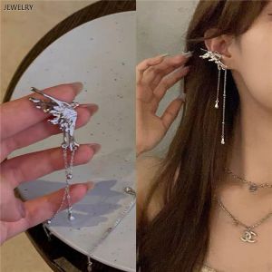 ต่างหูแบบสวมที่ดีไซน์หรูหราพร้อมโบว์ผีเสื้อแบบไม่มีรูในหูสำหรับผู้หญิง เครื่องประดับแฟชั่นสุดเก๋จาก Angel Wing ที่สวมใส่สบาย