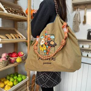 Kakhi Floral Embroidery Ball Chain Environmentally Friendly Canvas Crossbody Bag Shopping Commuting Bag for Men And Women