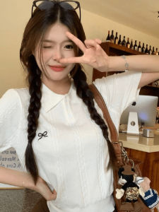 เสื้อโปโลผู้หญิงแขนสั้นทรงสลิมฟิต ผ้าไหมน้ำแข็ง ทรงหลวมสบาย ๆ สำหรับฤดูร้อน 2025 ดีไซน์ใหม่จากเกาหลี ดีไซน์เก๋ไก๋