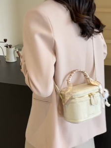 MOUSSON  กระเป๋าสะพายไหล่ผู้หญิง กระเป๋าใบเล็กแบบถือถังแฟชั่นกระเป๋าผู้หญิงกระเป๋าสะพายข้างสไตล์ใหม่อินเทรนด์สไตล์ตะวันตกกระเป๋าสะพายข้างเดียว