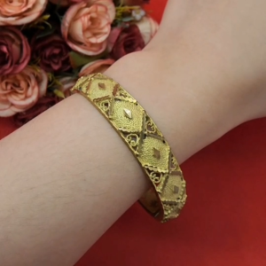 กำไลงานดิบทองเหลืองลายข้าวหลามตัดฉลุลาย ตะขอคลิปล็อค เส้นผ่านศูนย์กลาง 6 ซม.ลายไทยโบราณ ไทยประยุกต์ งานดิบไม่ได้ชุบ ทองเหลืองโบราณ