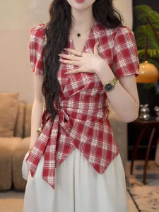 เสื้อเชิ้ตคอวีแขนสั้นลายสก็อตสีแดงไซส์ใหญ่สำหรับผู้หญิง ทรงหลวม สไตล์ฤดูร้อน กระโปรงทรงเอเข้ารูป เสื้อผ้าทำงาน