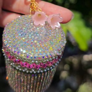 พิเศษ - โปรเปิดร้าน   - ยาดมหงส์ไทย(สูตร2)เคสติดเพชรสีเงินโฮโลแกรม ขอบชมพู มีสายคล้องมือ