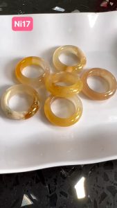 Nhẫn Nữ mới Đá Mã Não Bông Vàng Trắng Đậm Nhạt Bóng Đẹp Ni 17mm Cao 7mm Dầy 4mm Chị em Nữ mệnh Kim mệnh Thủy mệnh Thổ đeo lên tay xinh xắn may mắn chỉ có 350k/1 chiếc ạ
