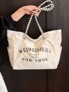 กระเป๋าถือผ้าอเมริกันสไตล์วิทยาลัย ความจุขนาดใหญ่ กระเป๋าช้อปปิ้ง กระเป๋าสะพายไหล่ผ้าผสม กระเป๋าถือแฟชั่นสำหรับผู้หญิง