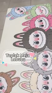 Labubu Taplak Meja Kulit Limited Edition Anti Air / Alas Meja Belajar Labubu Anti Slip / Taplak Meja Makan Labubu / Taplak Meja Belajar / Alas Ruang Tamu Tahan Panas / Taplak Meja Aesthetic / Taplak Meja Dapur / Taplak Meja Ruang Tamu / Alas Meja